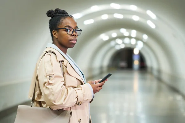Junge Afroamerikanische Geschäftsfrau Mit Smartphone Blickt Nach Vorne Während Sie — Stockfoto