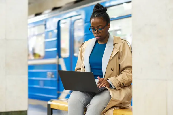 Metro Istasyonunda Bankta Oturup Dizüstü Bilgisayar Ekranını Trenle Karşılaştırırken Günlük — Stok fotoğraf