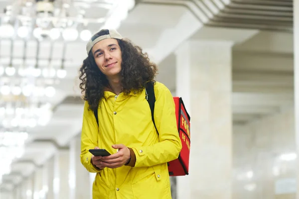 Jovem Sorrindo Entregador Casaco Amarelo Estação Metrô Olhando Para Frente — Fotografia de Stock