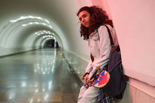 Adolescent Guy Stylish Casualwear Holding Skateboard While Standing Wall Long — Stock Photo, Image