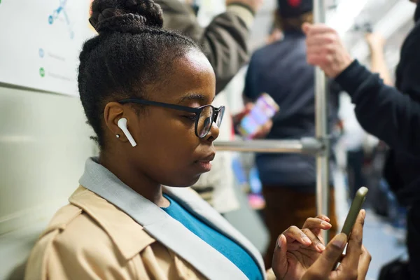 Young Serious African American Businesswoman Earphones Using Mobile Phone While — Stock Photo, Image