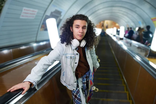 Serieuze Tiener Kerel Met Skateboard Kijken Naar Camera Terwijl Staan — Stockfoto