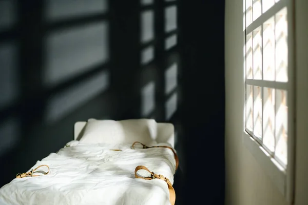 Порожнє Ліжко Подушкою Чотирма Щільними Шкіряними Поясами Стоять Біля Вікна — стокове фото