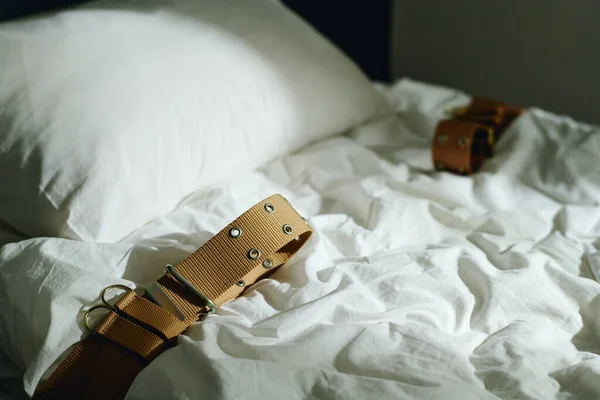 Beyaz Yastıklı Bir Yatak Psişik Sorunları Olan Insanları Destekleyen Akıl — Stok fotoğraf