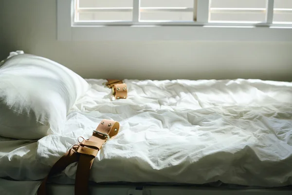 Вид Збоку Ліжка Чистим Простирадлом Подушкою Чотирма Щільними Поясами Підготовленими — стокове фото