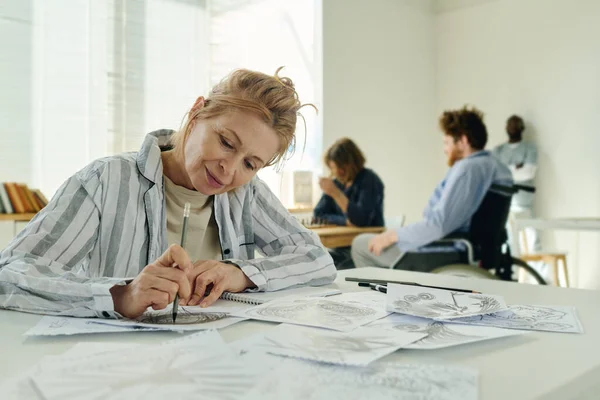 Mature Woman Mental Disorder Drawing Something Pencil Course Psychotherapy While — Stock Photo, Image