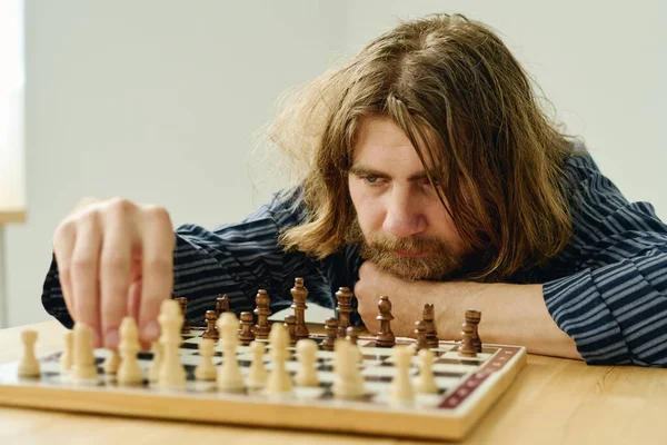 Νεαρός Καταθλιπτικός Άντρας Γενειάδα Και Μακριά Μαλλιά Παίζει Σκάκι Μόνος — Φωτογραφία Αρχείου