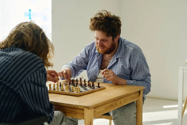 Dva Mužští Pacienti Psychiatrické Léčebny Pohybující Pěšáky Podél Šachovnice Zatímco — Stock fotografie