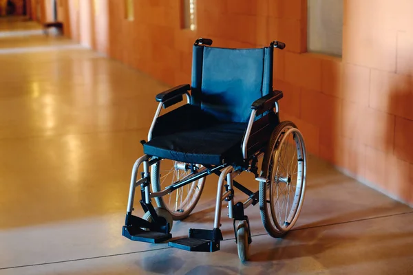 Empty Wheelchair Person Patient Disability Standing Spacious Corridor Hospital Clinics — Stock Photo, Image