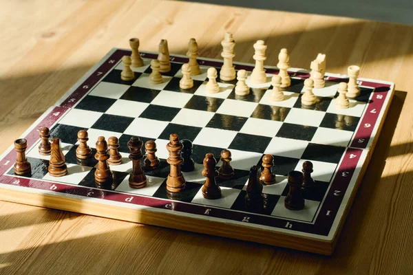 Část Sluncem Zalité Dřevěné Podlahy Nebo Stolu Rozloženou Šachovnicí Černobílými — Stock fotografie