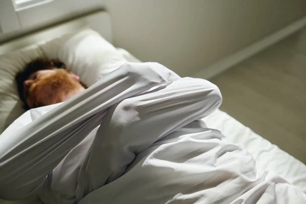 Fokus Korsade Armar Galen Manlig Patient Mentalsjukhus Tvångströja Liggande Sängen — Stockfoto