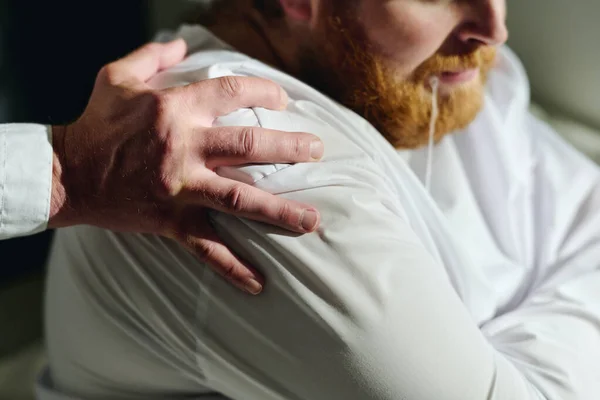Mão Psiquiatra Hospital Mental Ombro Paciente Masculino Camisa Força Que — Fotografia de Stock