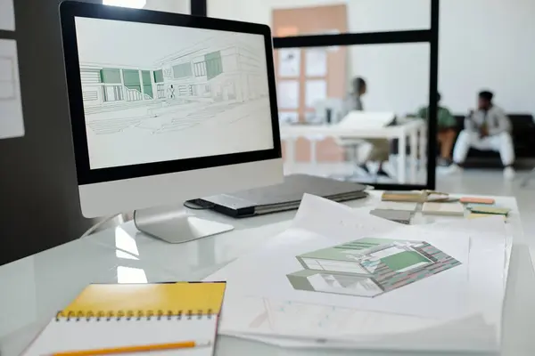 建筑物设计者工作场所的计算机显示器 屏幕上有建筑草图 有蓝图和开放的笔记本 — 图库照片