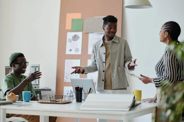 Jovem Confiante Designer Afro Americano Explicando Algo Aos Colegas Enquanto — Fotografia de Stock