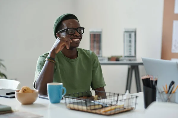 Fiatal Vidám Afro Amerikai Férfi Fehérgalléros Munkavállaló Szemüvegben Alkalmi Viseletben — Stock Fotó