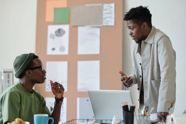 Vista Lateral Dos Jóvenes Diseñadores Afroamericanos Discutiendo Puntos Trabajo Mientras — Foto de Stock