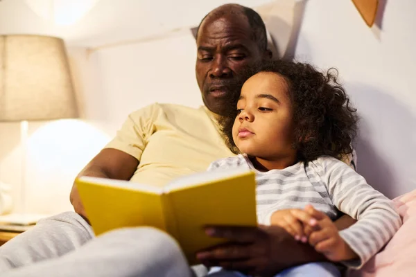 Afrikai Amerikai Apa Könyvet Olvas Fiának Alvás Előtt Miközben Ágyon — Stock Fotó