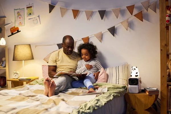 Afrikai Amerikai Apa Könyvet Olvas Fiának Alvás Előtt Miközben Ágyon — Stock Fotó