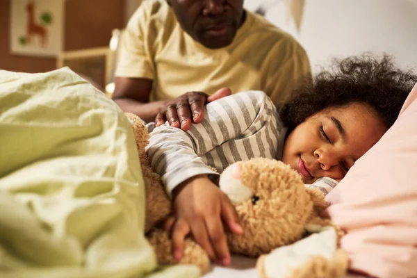 Afrikansk Amerikansk Pappa Lägger Sitt Barn Och Berättar Sagor För — Stockfoto