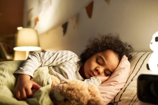Söt Afroamerikansk Liten Pojke Sover Sängen Med Leksak Natten — Stockfoto