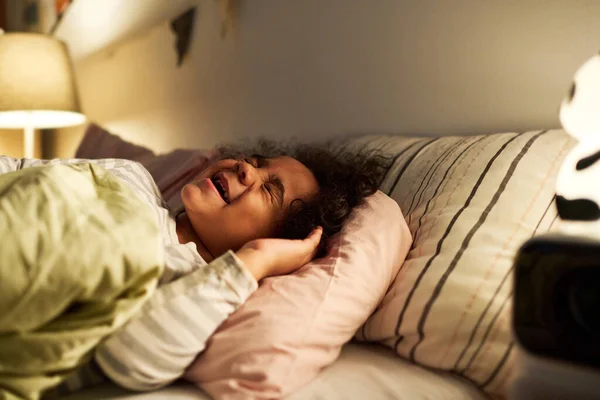 Afro Amerikalı Küçük Çocuk Yatağında Ağlıyor Korkunç Rüyalar Görüyor — Stok fotoğraf
