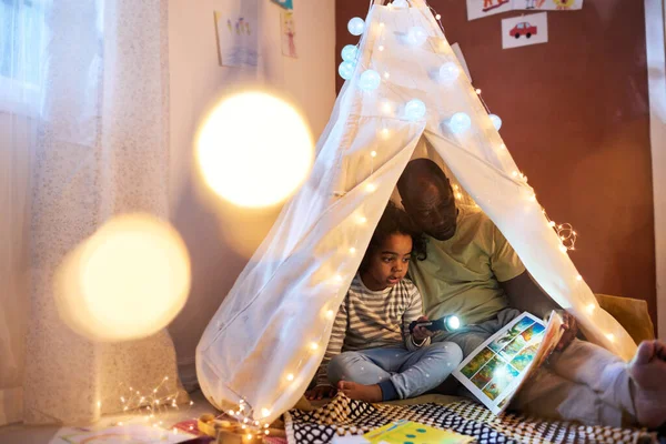 Papa Liest Seinem Kind Buch Vor Während Sie Handgemachten Zelt — Stockfoto