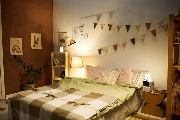 Imagen Horizontal Del Dormitorio Infantil Con Cama Grande Dibujos Pared —  Fotos de Stock