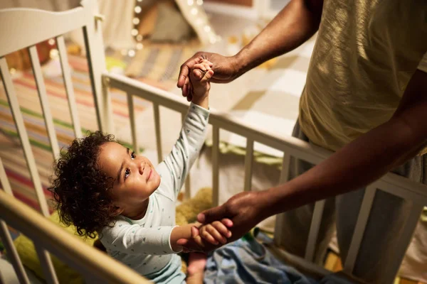 Nahaufnahme Eines Afroamerikanischen Vaters Der Mit Seinem Baby Zimmer Spielt — Stockfoto