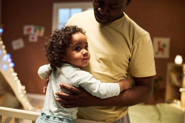 Afro Amerikai Apa Karjaiba Vette Kisfiát Hogy Elaltassa — Stock Fotó