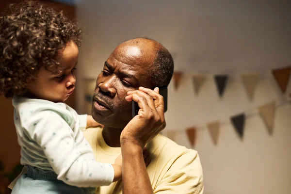 Afroamerikanischer Vater Telefoniert Mit Seinem Baby Beim Babysitten — Stockfoto