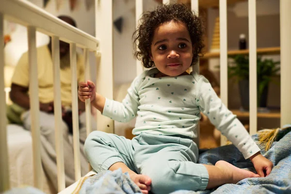 Bebê Afro Americano Bonito Com Cabelo Encaracolado Sentado Espiga Sala — Fotografia de Stock