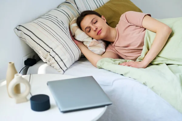 Mujer Joven Descansando Cama Dormitorio Después Usar Gadgets —  Fotos de Stock