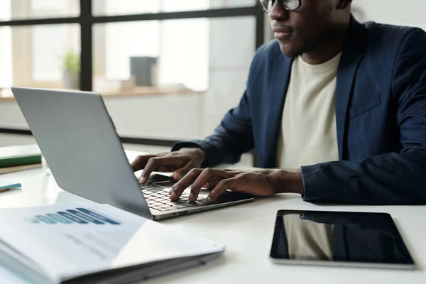 Fiatal Afro Amerikai Üzletember Kezei Akik Laptop Előtt Ülnek Gépelnek — Stock Fotó