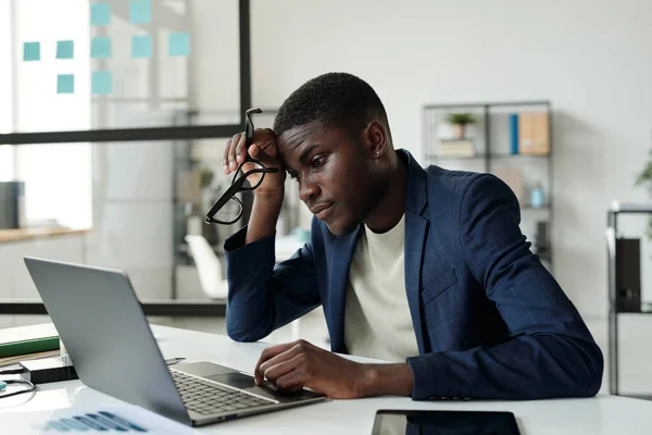 Joven Empresario Afroamericano Tenso Sentado Lugar Trabajo Frente Computadora Portátil —  Fotos de Stock