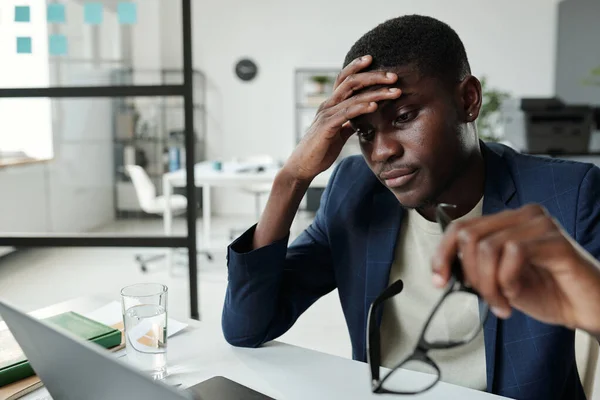 Νεαρός Κουρασμένος Επιχειρηματίας Φοιτητής Αγγίζει Μέτωπο Ενώ Κάθεται Στο Γραφείο — Φωτογραφία Αρχείου