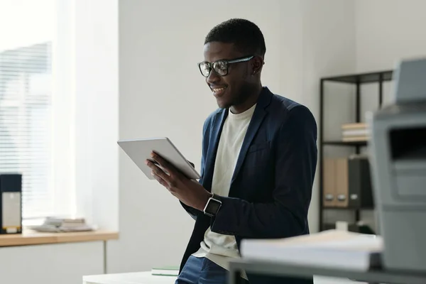 Jovem Empresário Afro Americano Vestuário Formal Usando Tablet Enquanto Está — Fotografia de Stock