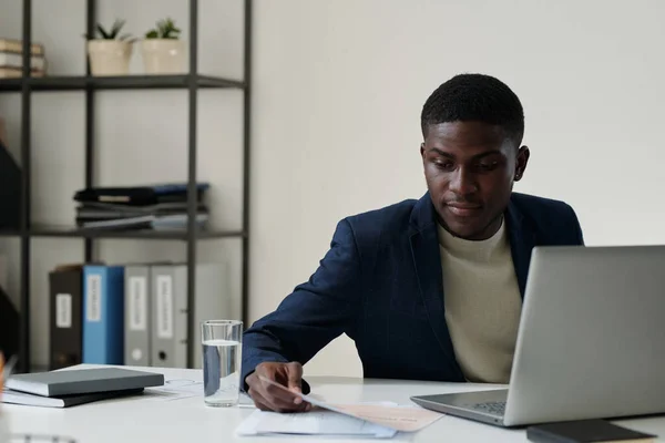Young Confident Entrepreneur Chief Executive Office Formalwear Working Papers While — Stock Photo, Image