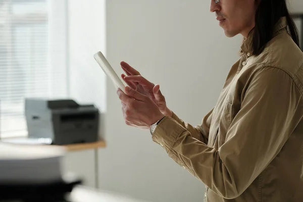 Tiro Recortado Jovens Empresários Mãos Segurando Tablet Durante Rede Trabalho — Fotografia de Stock