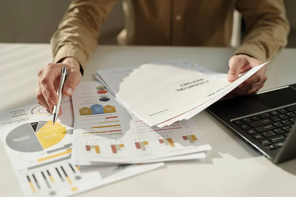 グレーと黄色の図で文書を指している間 若い男性経済学者の報告や財務データの提示の手 — ストック写真