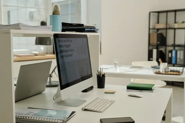 コンピュータモニター キーボード ノートブック 財務文書 スマートフォンや机の上のマウスを持つホワイトカラー労働者の職場 — ストック写真