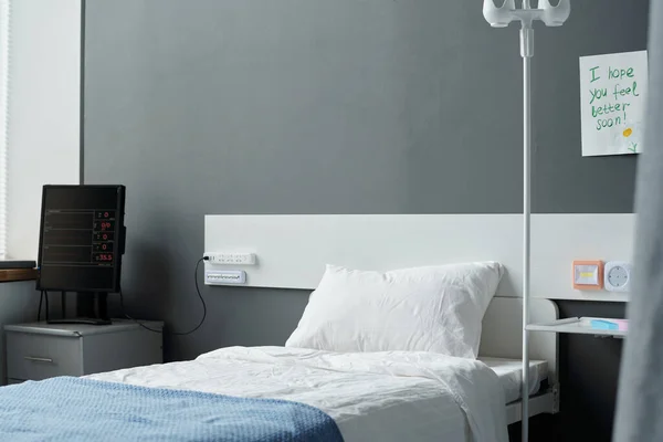 Sala Hospital Vacía Con Cama Para Paciente Enfermo Rodeada Equipo —  Fotos de Stock