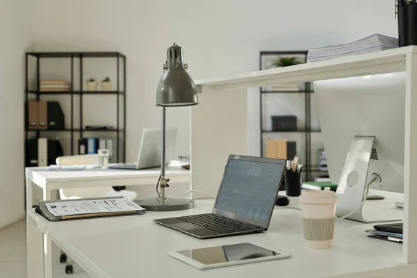 Data Grafis Keuangan Pada Layar Laptop Yang Berdiri Atas Meja — Stok Foto