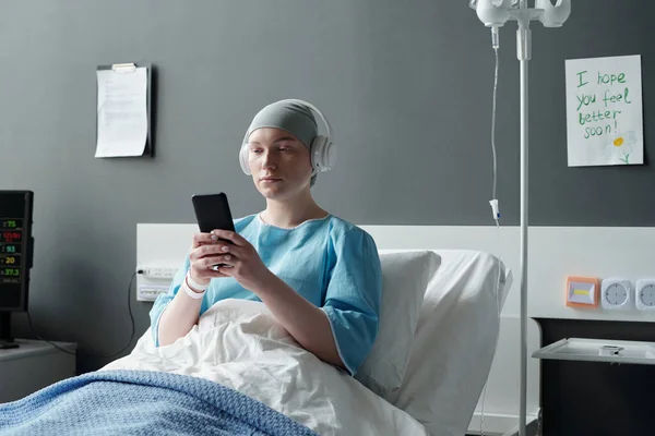 Jovem Doente Com Doença Oncológica Usando Smartphone Enquanto Senta Cama — Fotografia de Stock