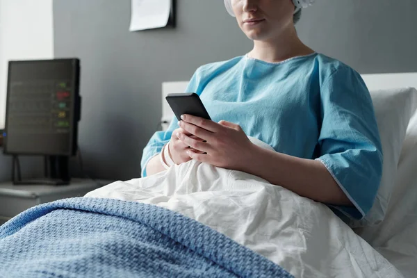Beskuren Bild Unga Återhämta Kvinnlig Patient Med Smartphone Rulla Igenom — Stockfoto