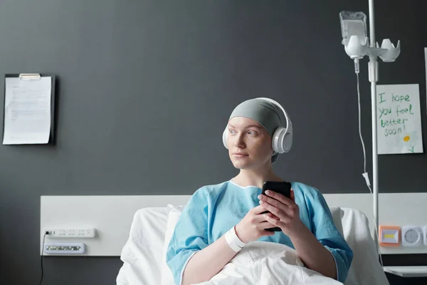 Ung Kvinnlig Patient Onkologiska Kliniker Lyssnar Musik Hörlurar Avdelningen Medan — Stockfoto