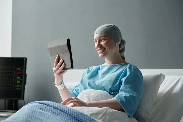 Young Smiling Woman Oncological Illness Looking Tablet Screen While Communicating — Stock Photo, Image