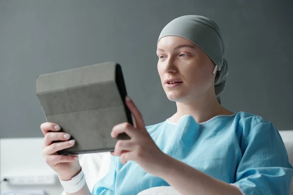 Young Bald Woman Cancer Watching Online Video Tablet Communicating Video — Stock Photo, Image