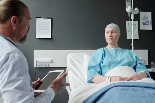 Ung Kvinna Med Onkologisk Sjukdom Tittar Sin Läkare Och Lyssnar — Stockfoto