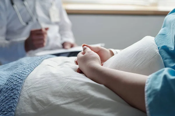 Närbild Händer Unga Kvinna Med Onkologisk Sjukdom Sitter Filt Sängen — Stockfoto