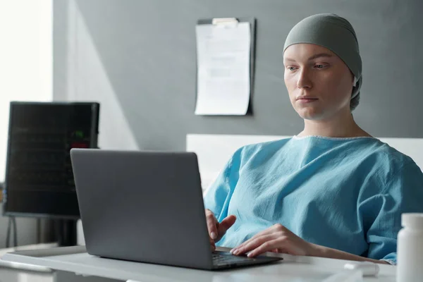Mladá Vážná Žena Onkologickým Onemocněním Při Pohledu Monitor Notebooku Při — Stock fotografie